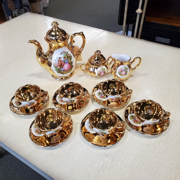 Gold Courting Couple Tea Set